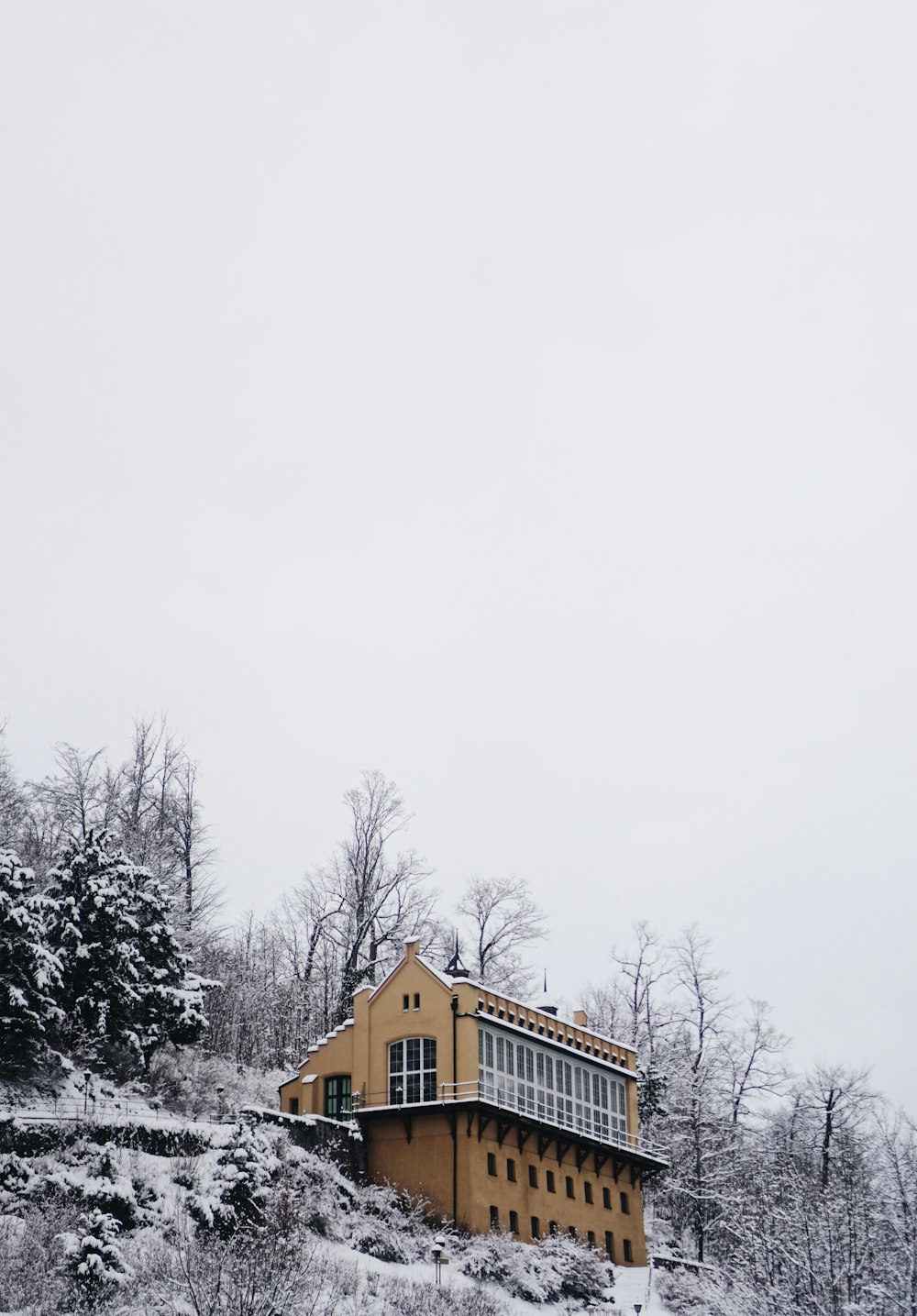 Bâtiment en béton brun à l’hiver