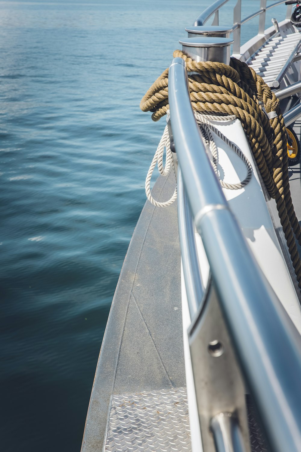 uma vista do convés de um barco na água