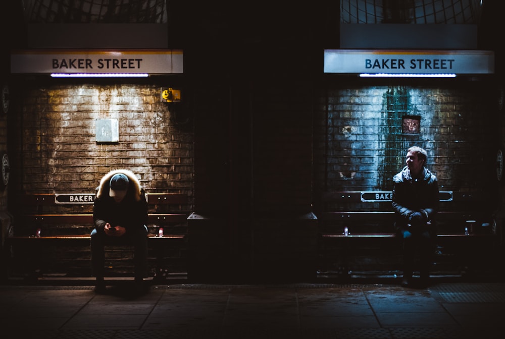 dois homens sentados na Baker Street