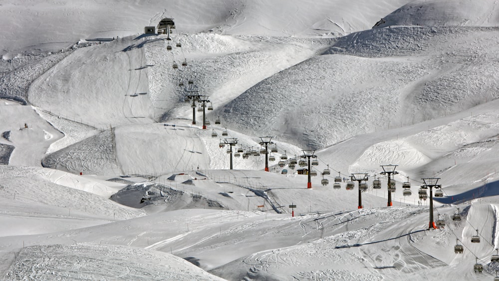 Fotografia ad alto angolo di funivie vicino a terreni innevati