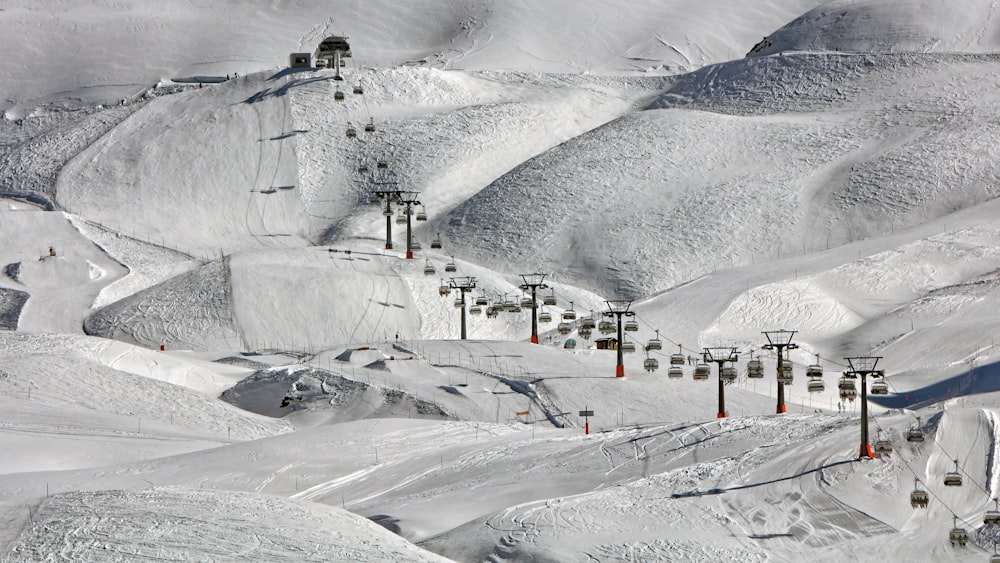 Fotografía de gran angular de teleféricos cerca de un suelo nevado