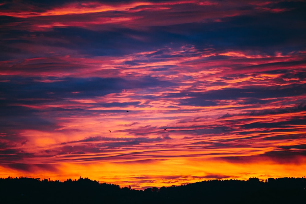 Weiße Wolken während der Goldenen Stunde Blick