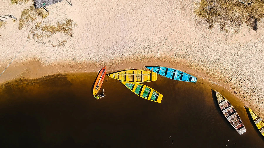 Barcos de pesca tradicionais na orla paraense