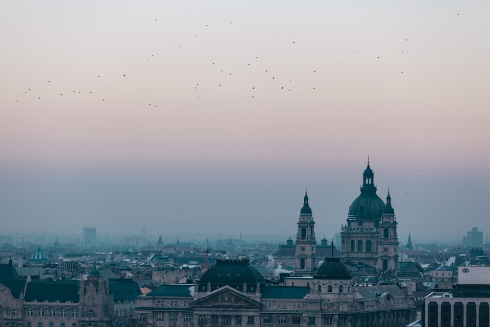 Beigefarbenes und graues Kuppelgebäude tagsüber