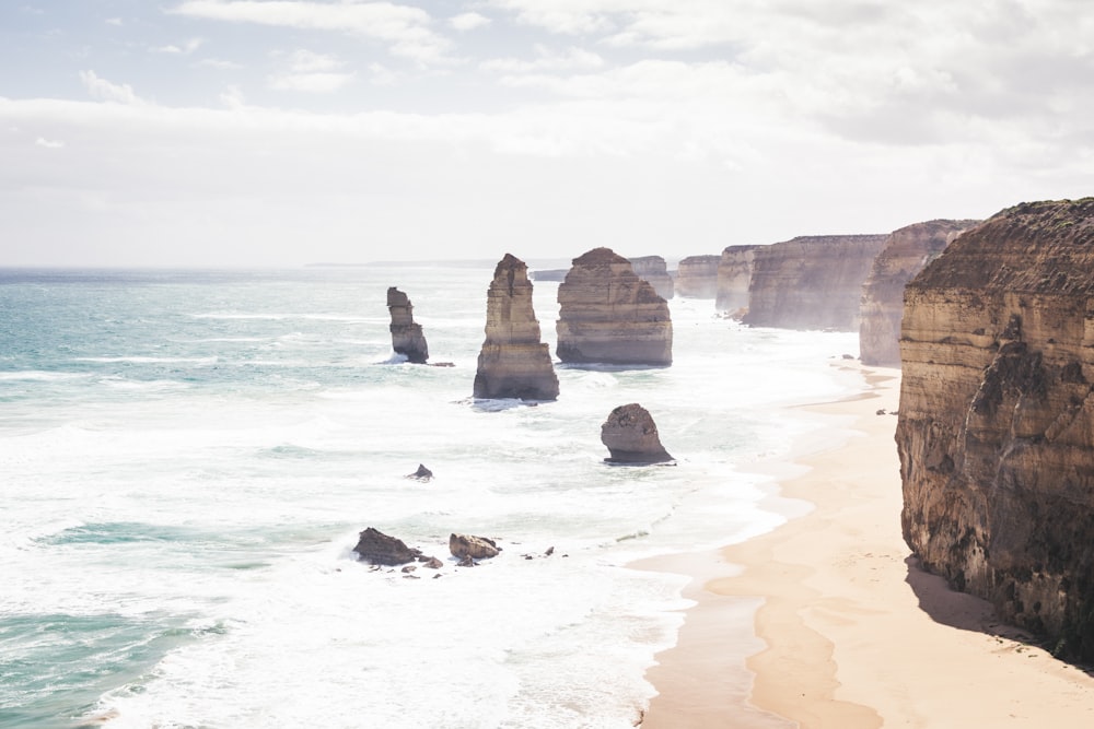 Formations rocheuses sur la mer