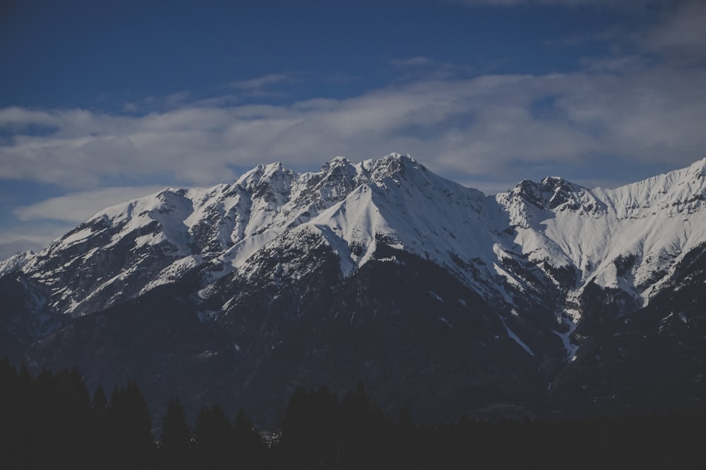 fotografia de paisagem da montanha coberta de neve sob o céu azul