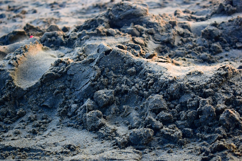 fotografia ad angolo basso di sabbia marrone