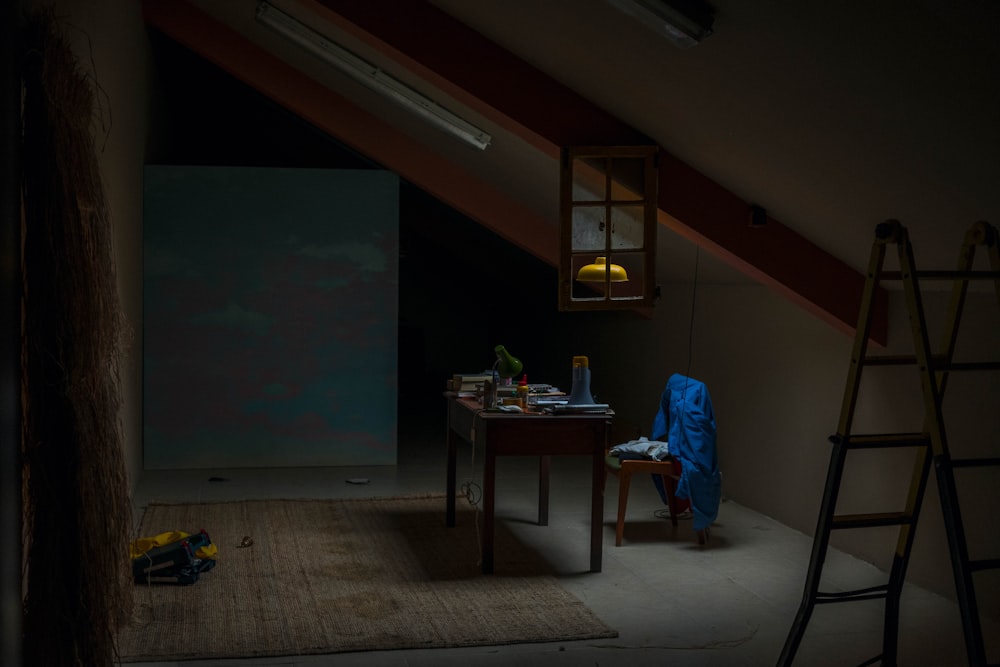 薄暗い明るい部屋の中の茶色の木製のアームレスチェアの横に置かれた長方形の茶色の木製のテーブル