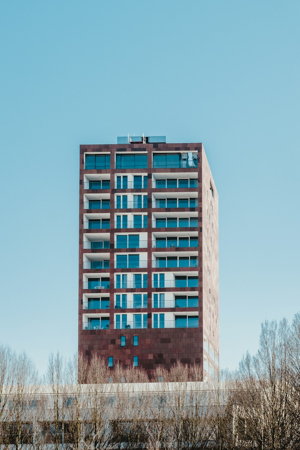 Bâtiment en béton brun et bleu