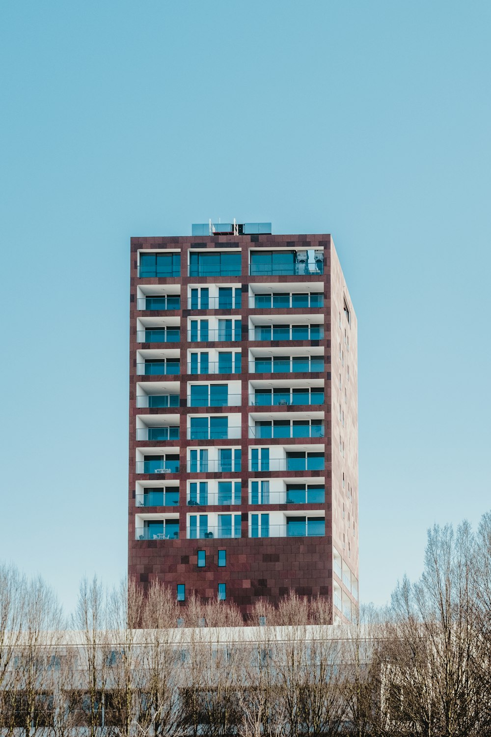 edifício de concreto marrom e azul