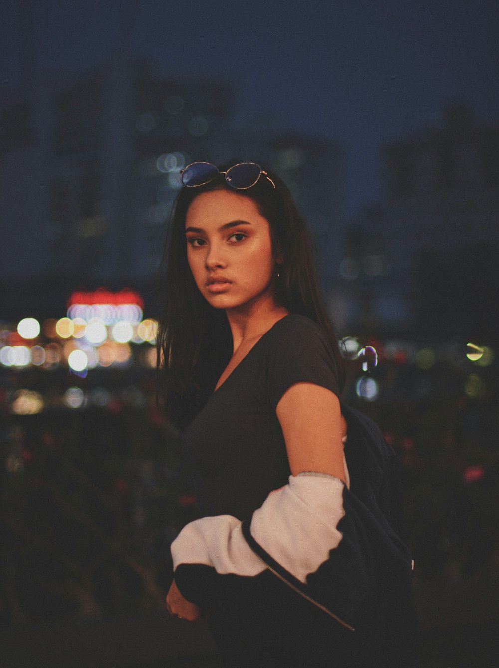 mujer tomando una selfie al aire libre durante la noche