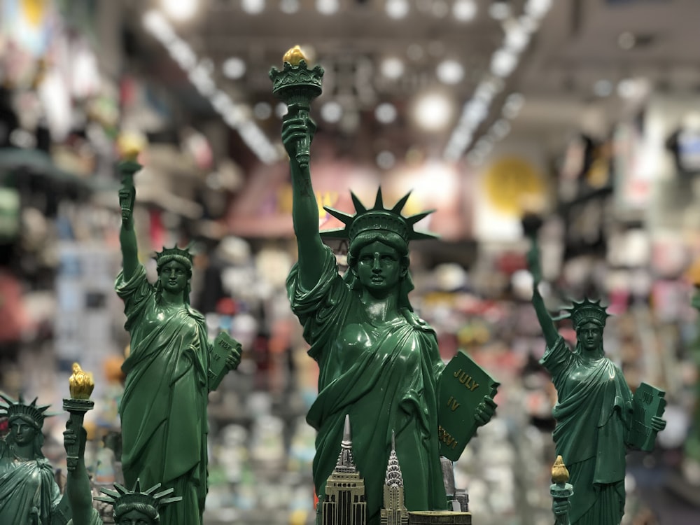 Cinq Statue de la Liberté verte dans un objectif à mise au point peu profonde