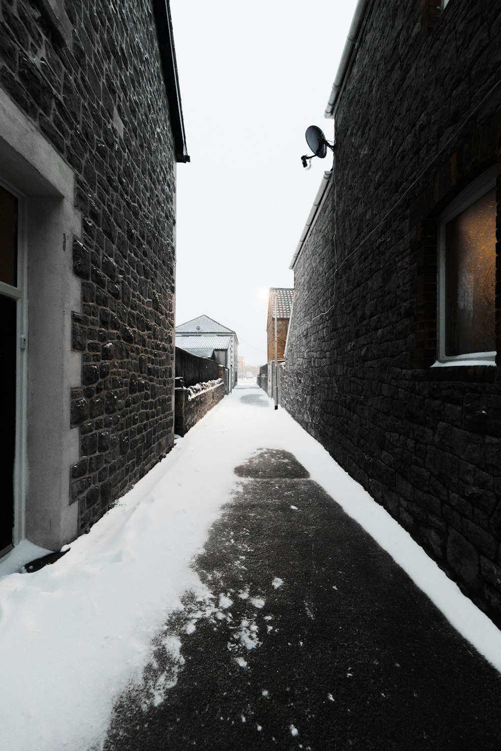 chemin vide entre les maisons pendant la journée