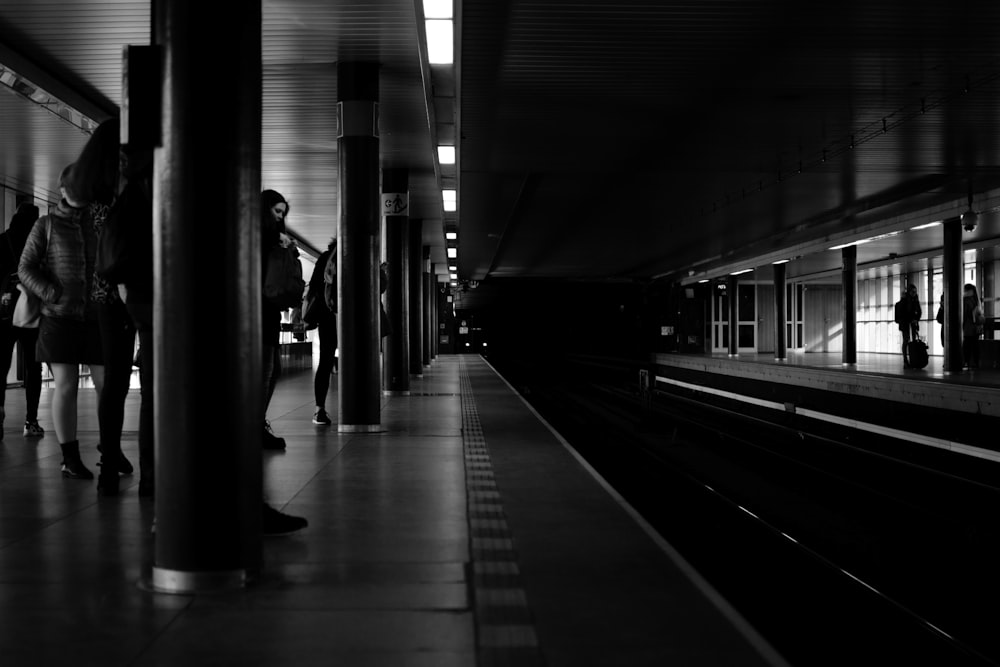 Foto en escala de grises de la estación de tren