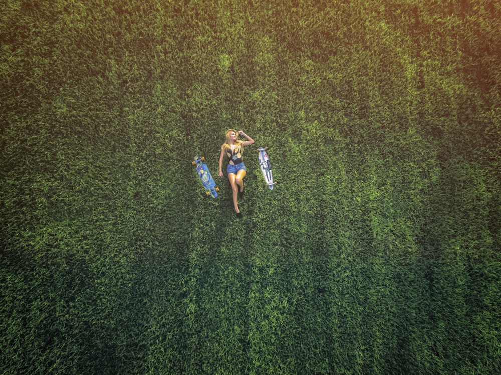 牧草地に横たわる女性の空中写真