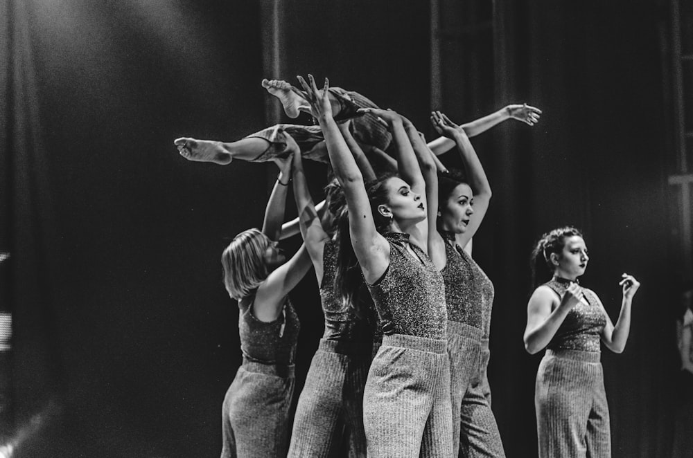 Graustufenfoto tanzender Frauen