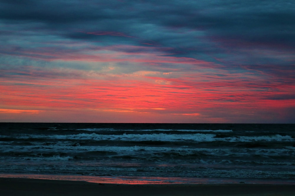 Ola del mar durante la puesta de sol