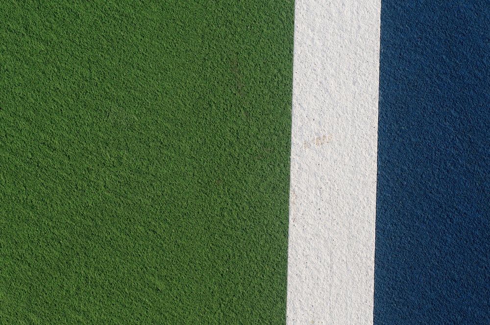 Un primer plano de una pared verde y azul