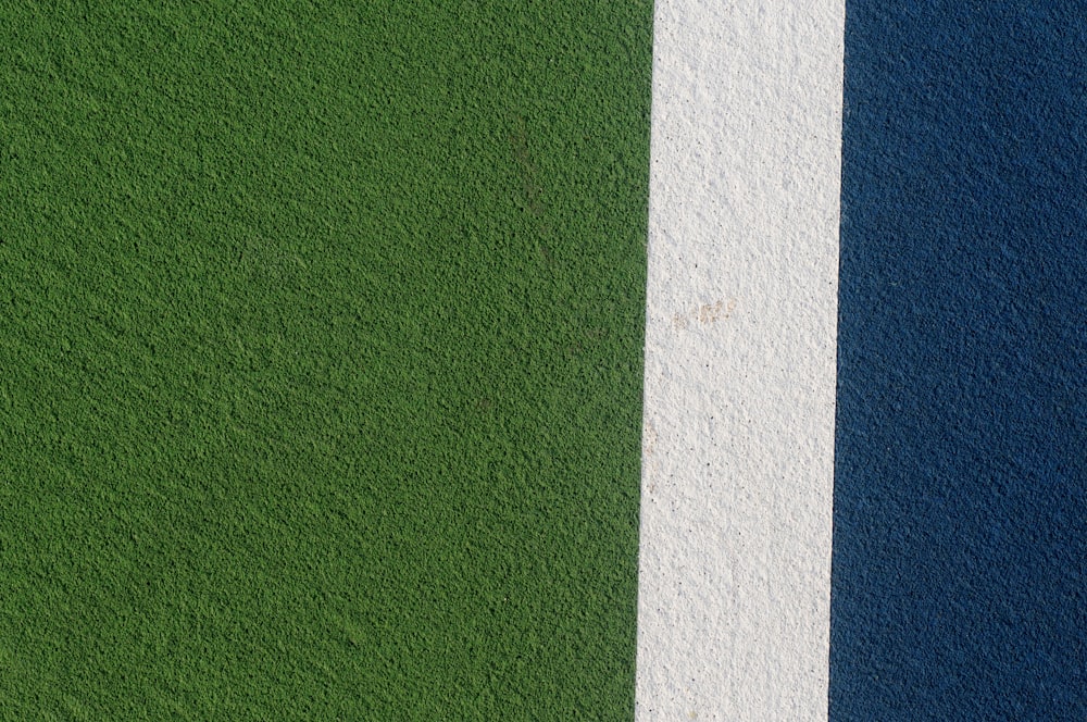 Un primo piano di un muro verde e blu