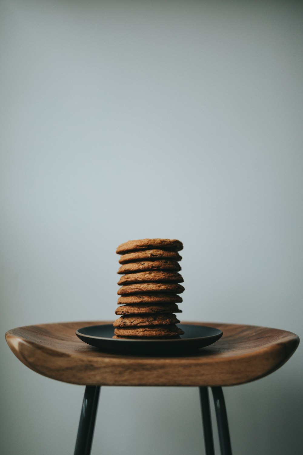 Pile de biscuits bruns sur assiette en céramique noire