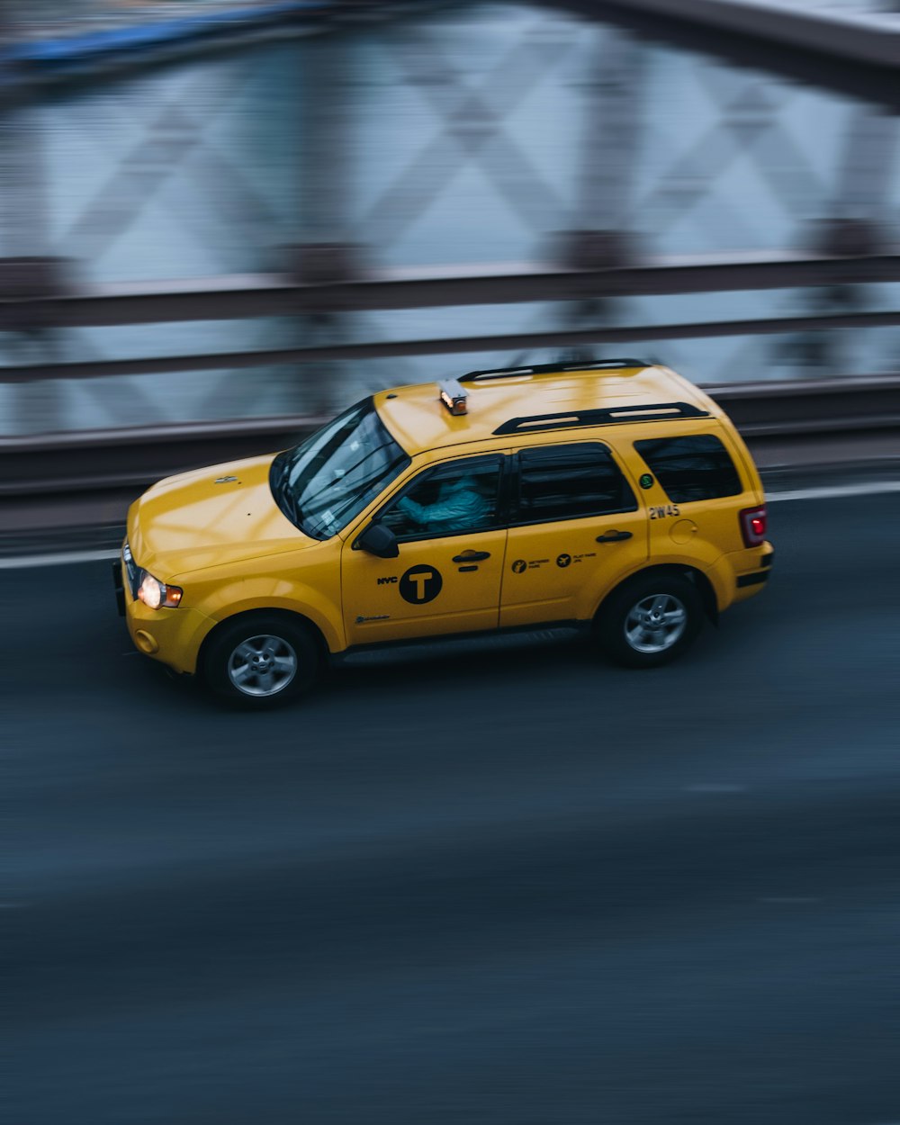 道路上の黄色いSUVのタイムラプス写真