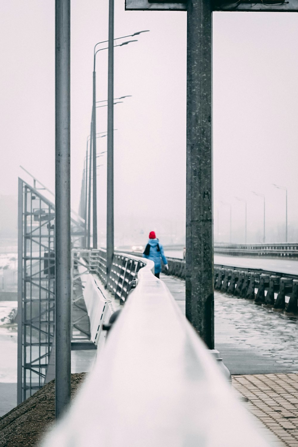 Mulher que caminha na ponte durante o inverno