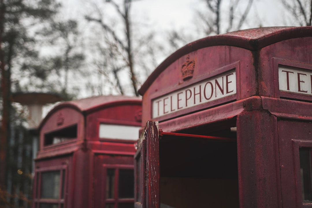 red telephone booth,