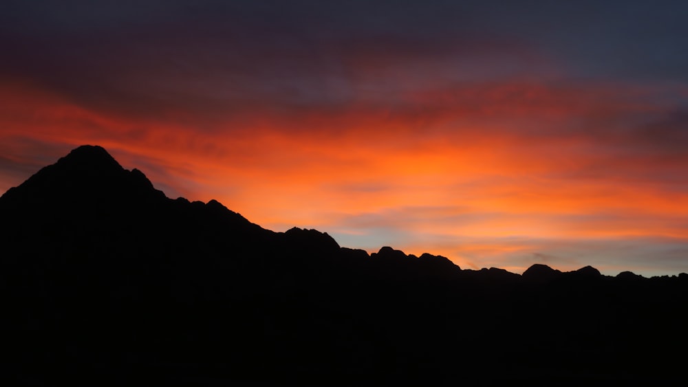 Silueta de la montaña durante la puesta del sol