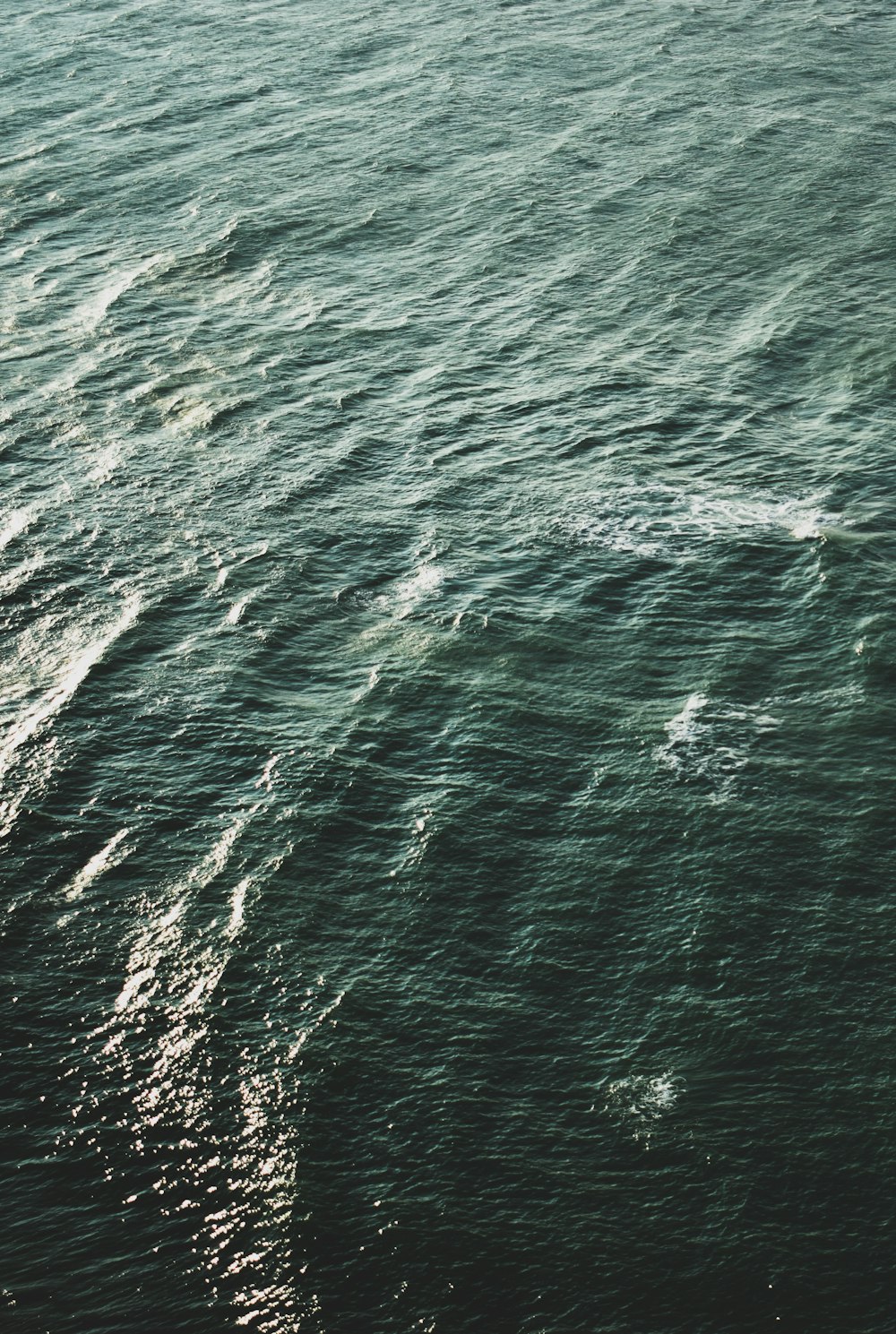 Vue aérienne des vagues de la mer