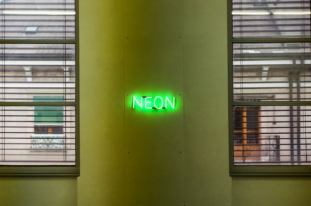 Acceso la segnaletica al neon sul muro durante il giorno
