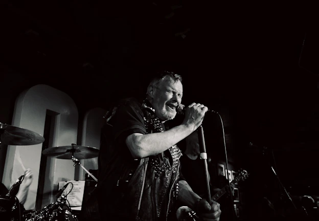 Björn Bussler passionately singing live at an intimate wedding ceremony.