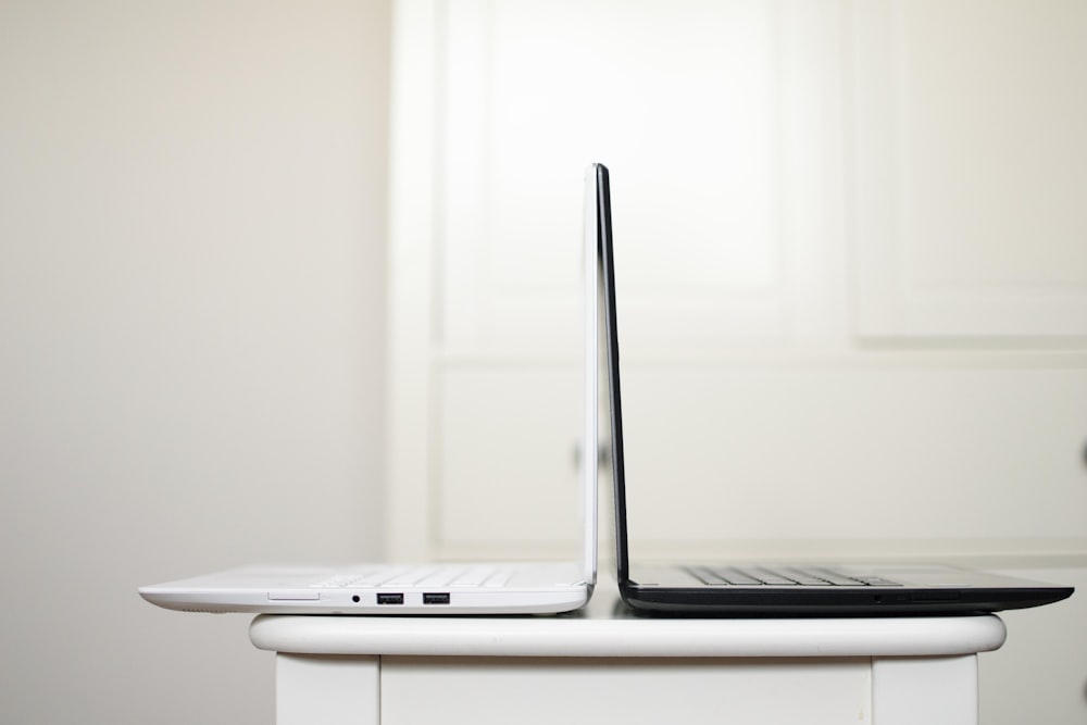 laptop preto e branco na mesa de volta para trás