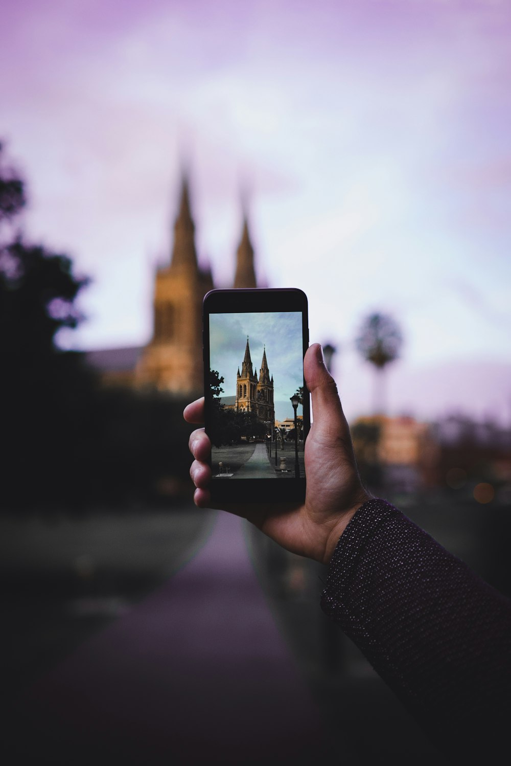 Photographie de mise au point sélective d’une personne tenant un smartphone