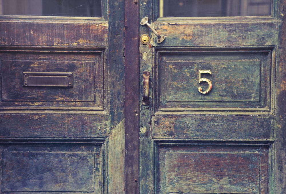 porte en bois marron