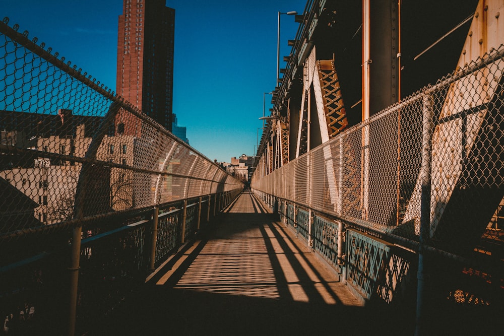 Puente colgante marrón y blanco