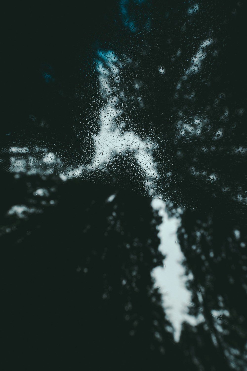 Une photo en noir et blanc d’une croix dans le ciel