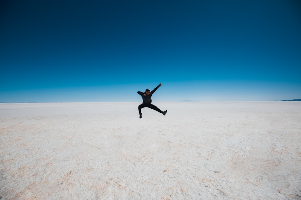 uomo che salta sul deserto