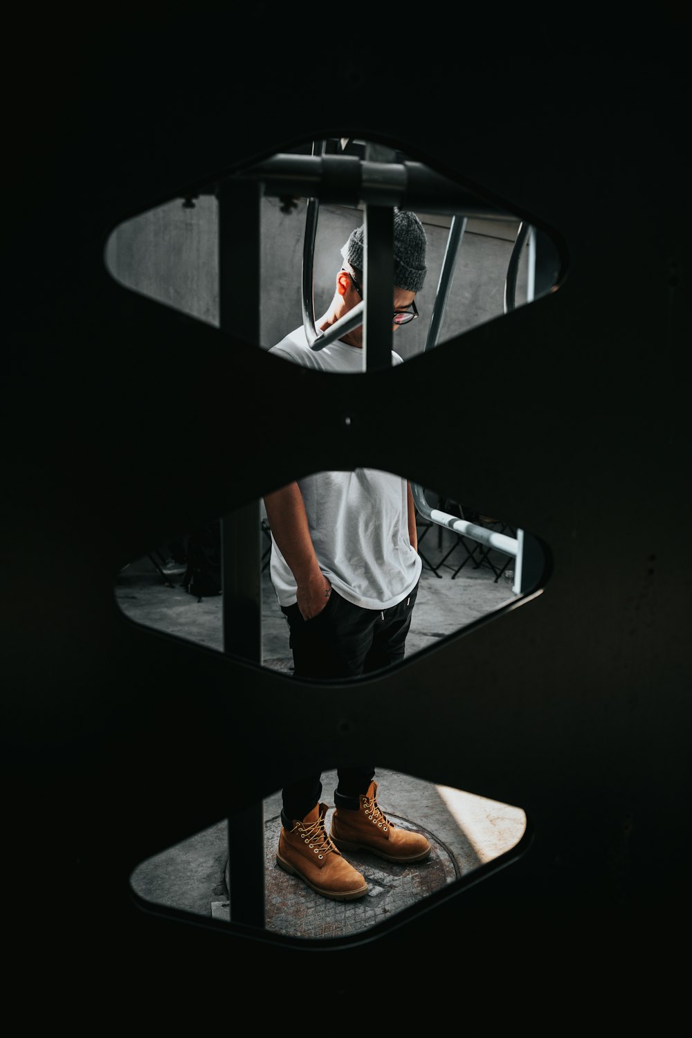 Foto de hombre con camisa blanca