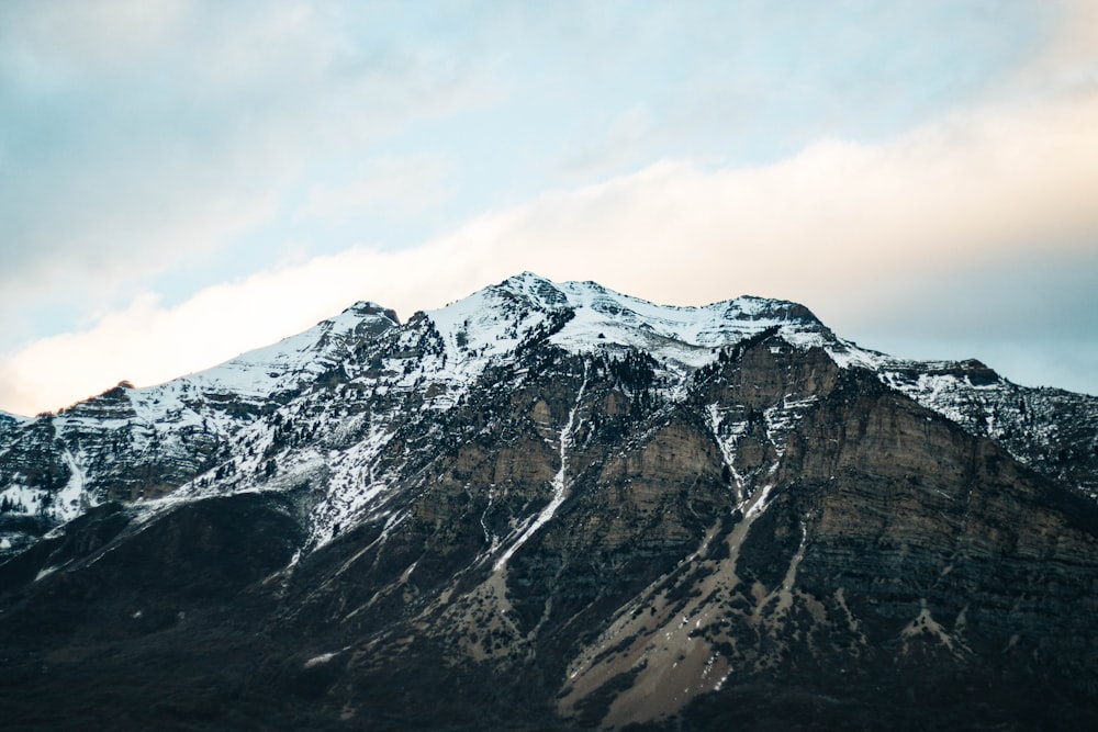 photographie de paysage de montagne couverte de neige sous le ciel clair