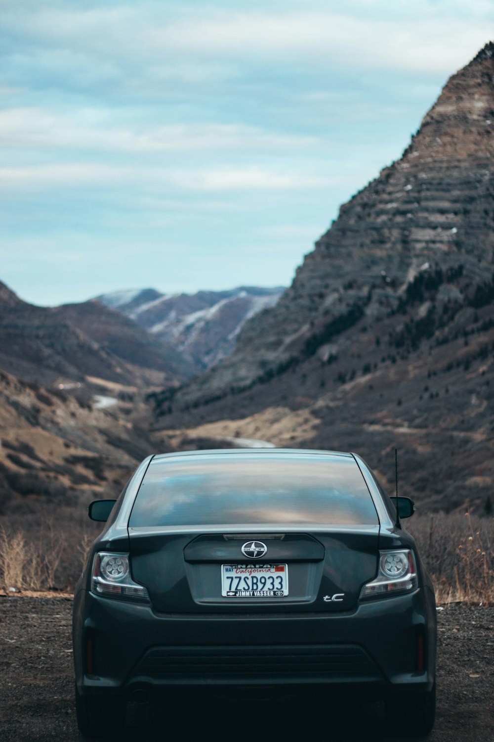 schwarzes Scion-Auto in der Nähe der Bergkette geparkt