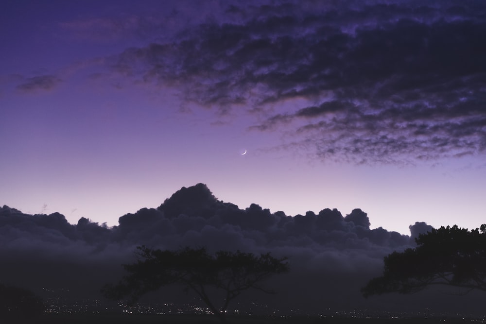 luna sobre cúmulos blancos