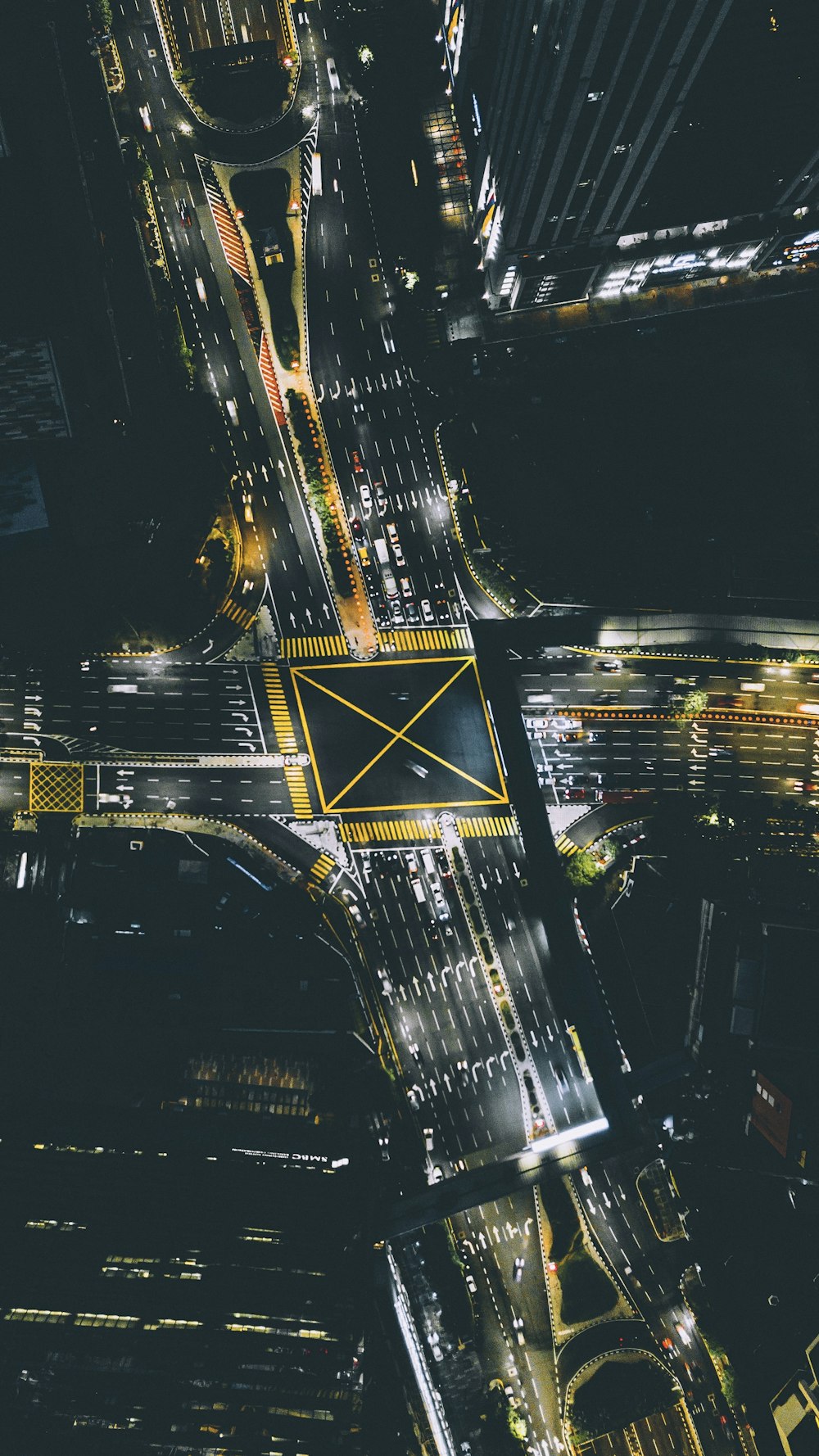 Fotografía aérea de cruce de caminos en la ciudad