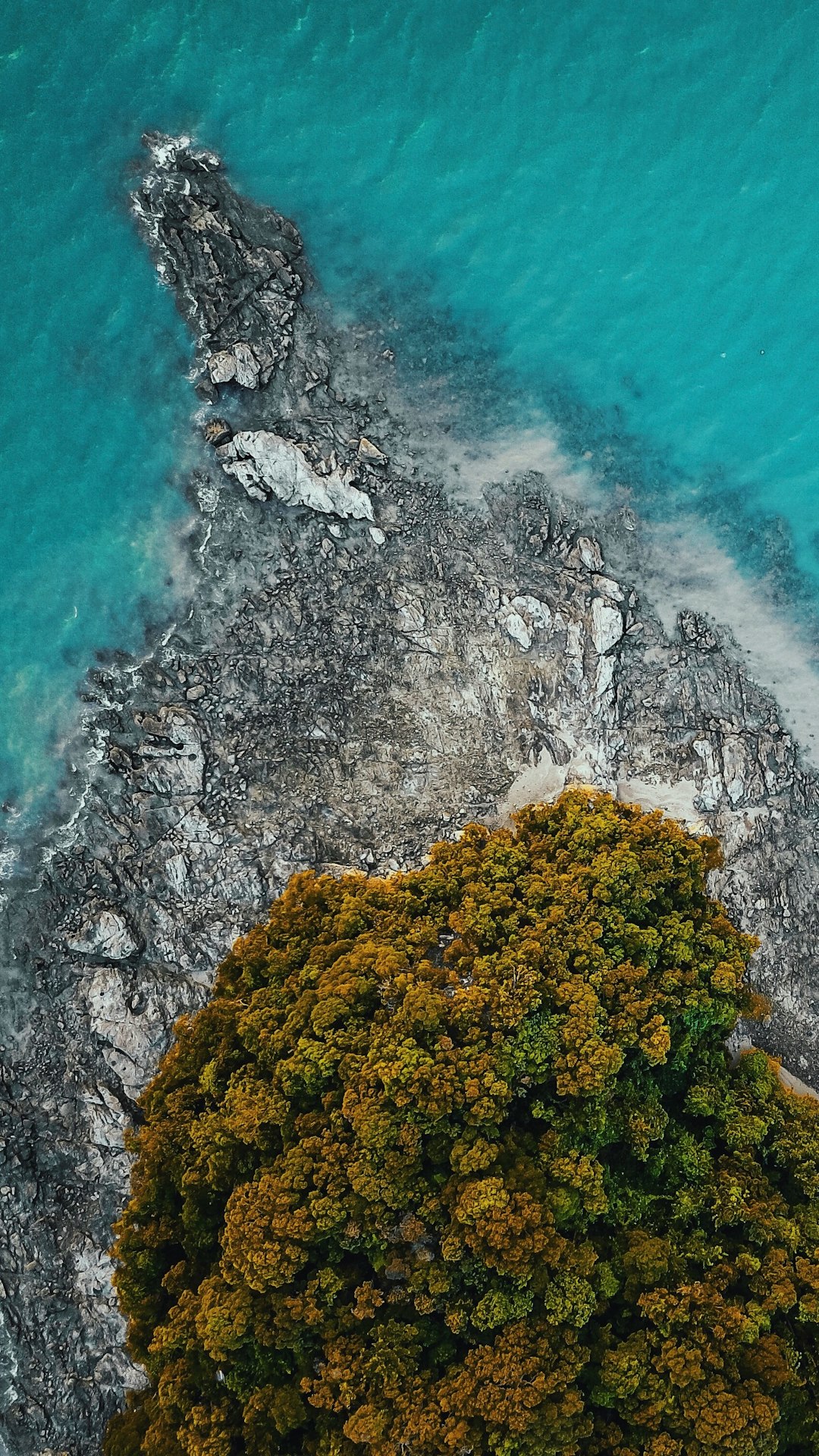 travelers stories about Cliff in Pulau Rebak Kechil, Malaysia