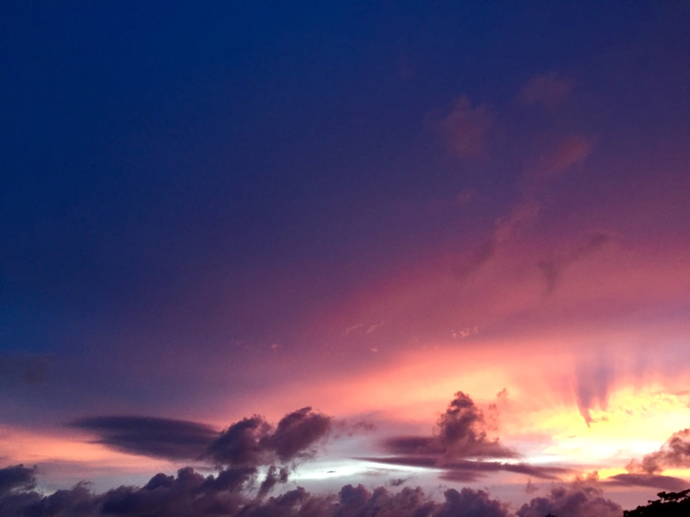 Photographie en contre-plongée des nuages