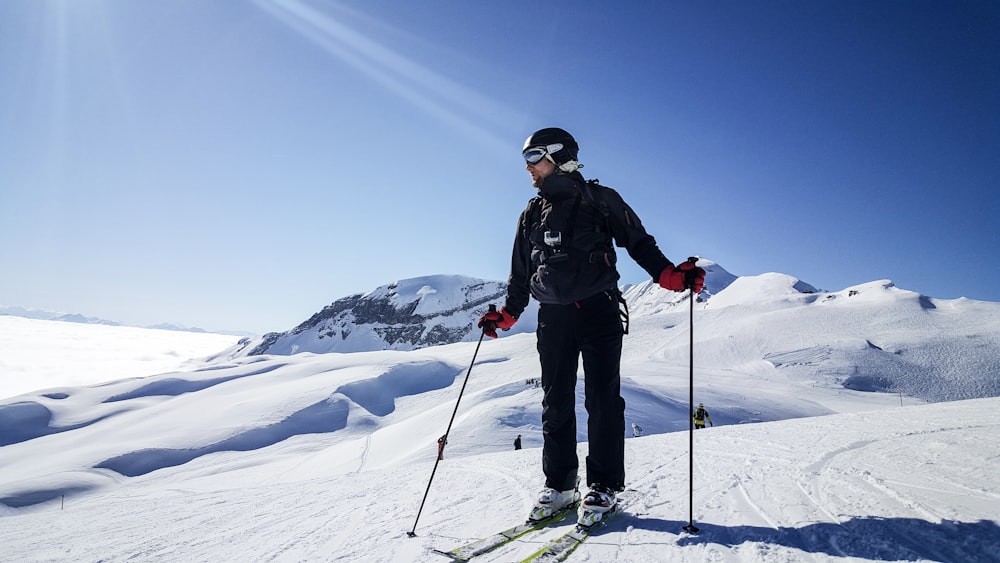 맑고 푸른 하늘 아래 스키를 타는 남자