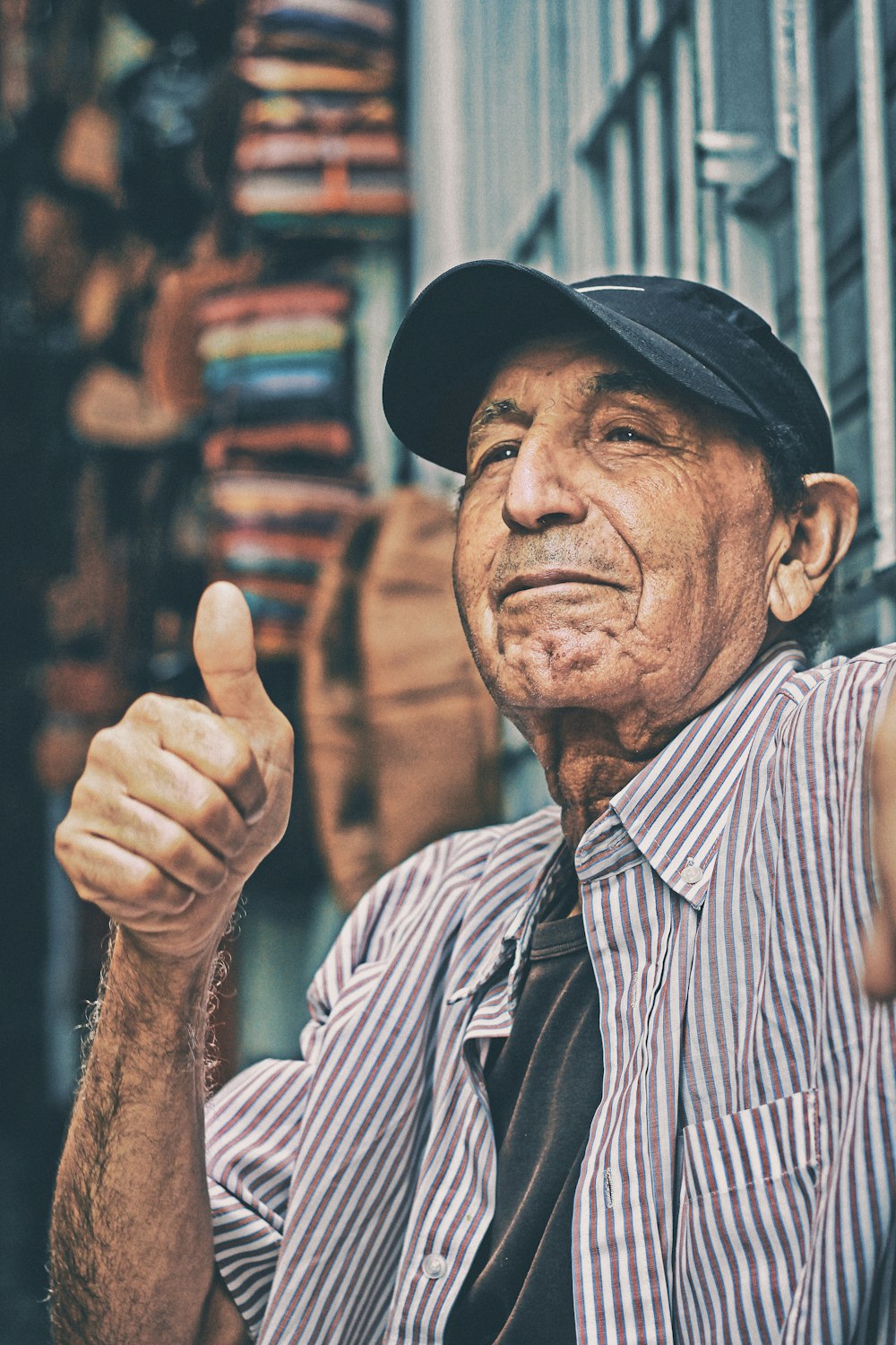 homem fazendo polegares para cima sinal