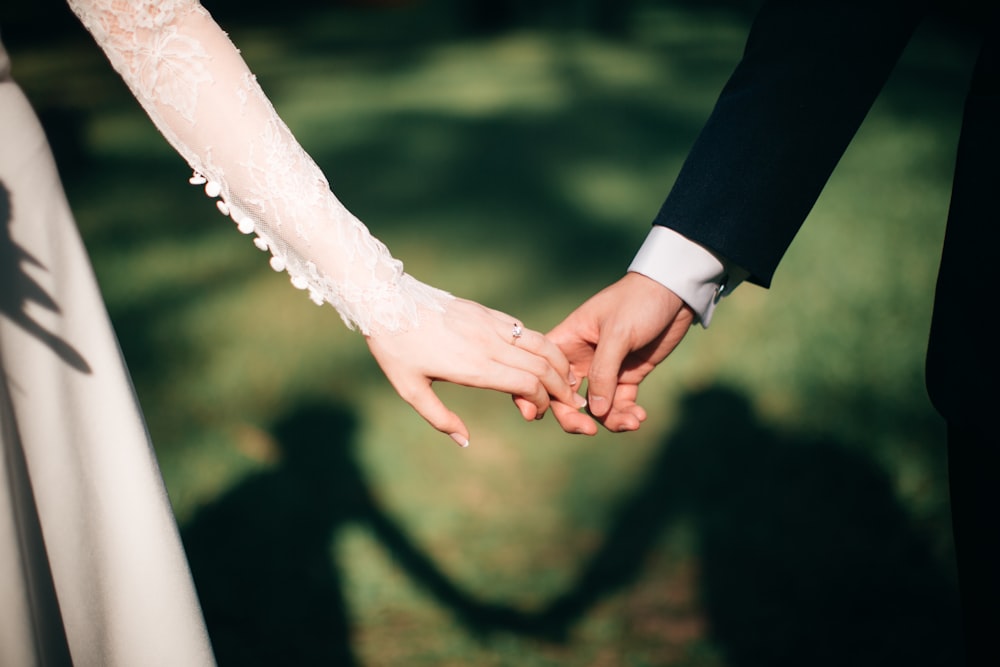 hombre y mujer tomados de la mano foto de enfoque