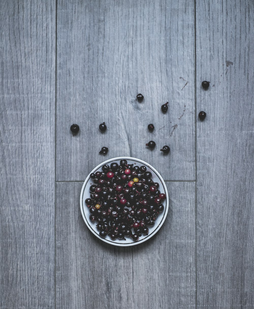 Fotografía plana de plato de frutas