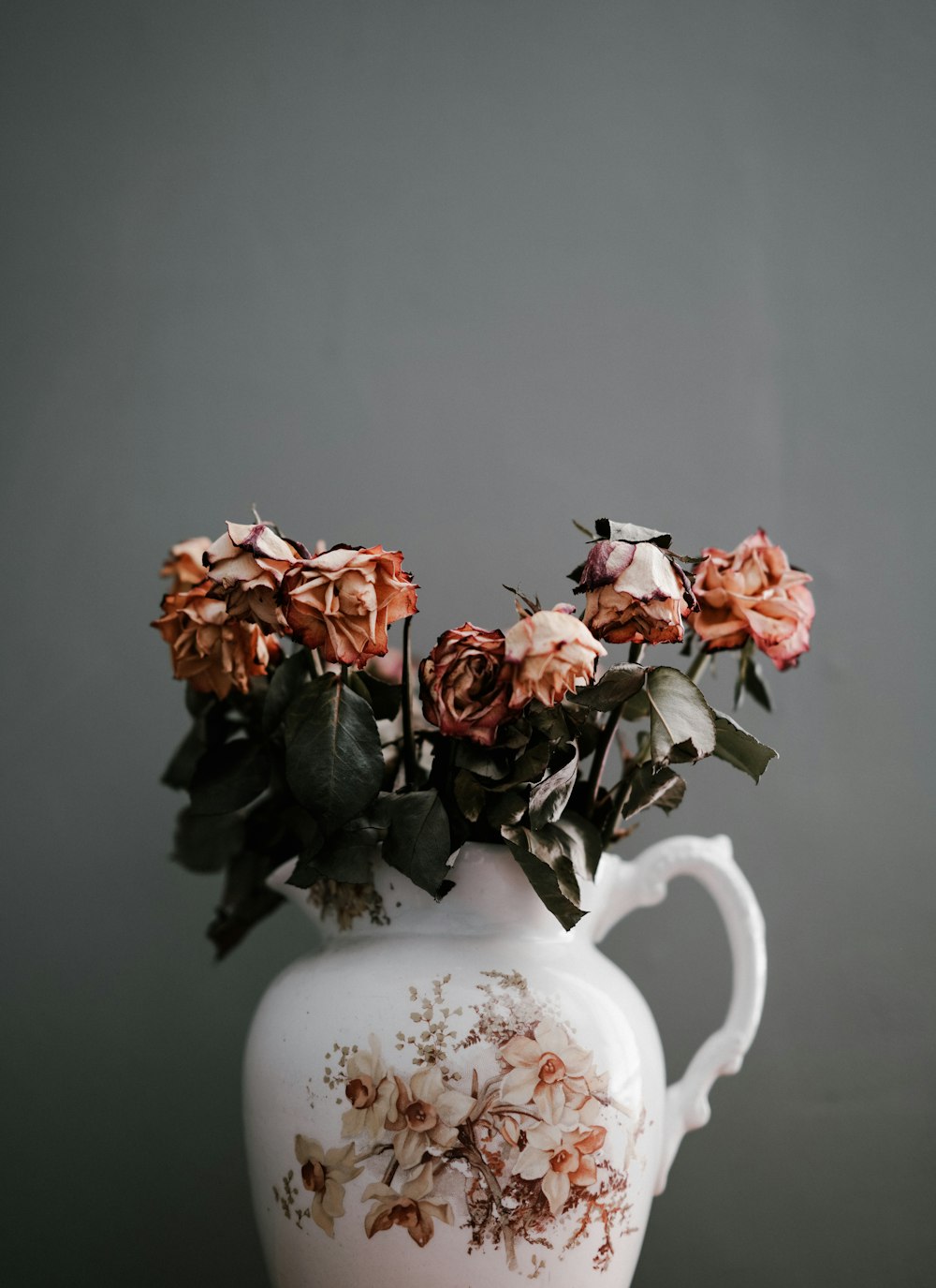 fiori petali rosa in vaso