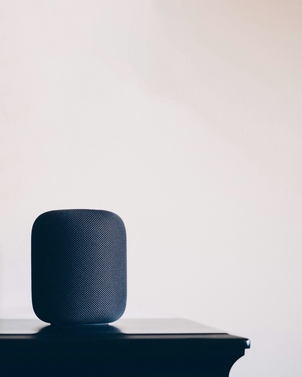 테이블 위의 검은색 Apple HomePod 스피커